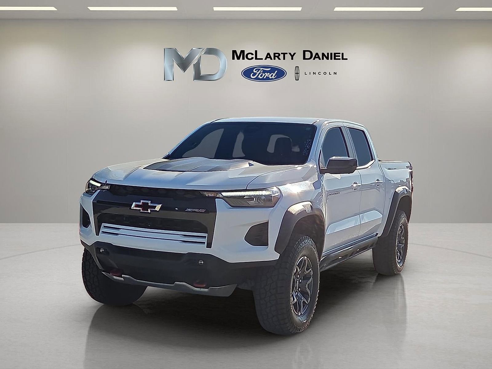 Used 2024 Chevrolet Colorado ZR2 w/ Technology Package AWD/4WD image 2