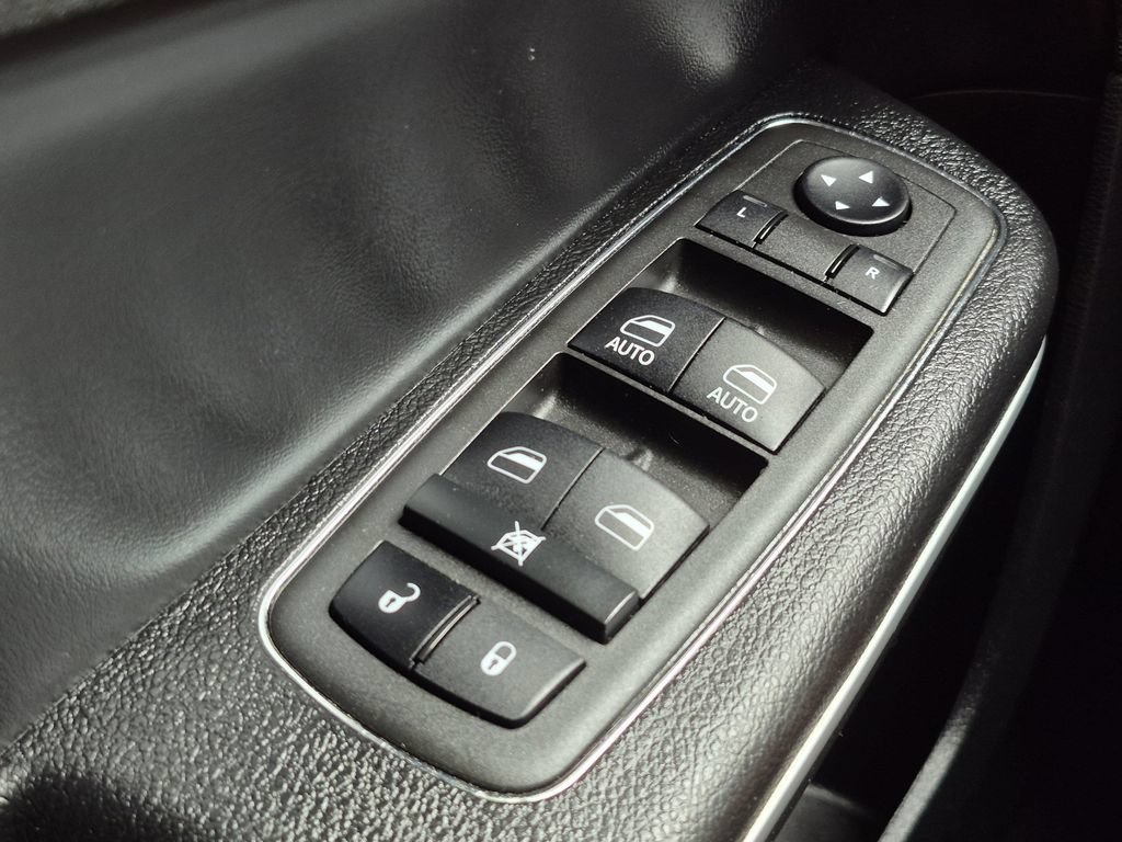 Used 2022 Chrysler 300 Touring RWD image 8