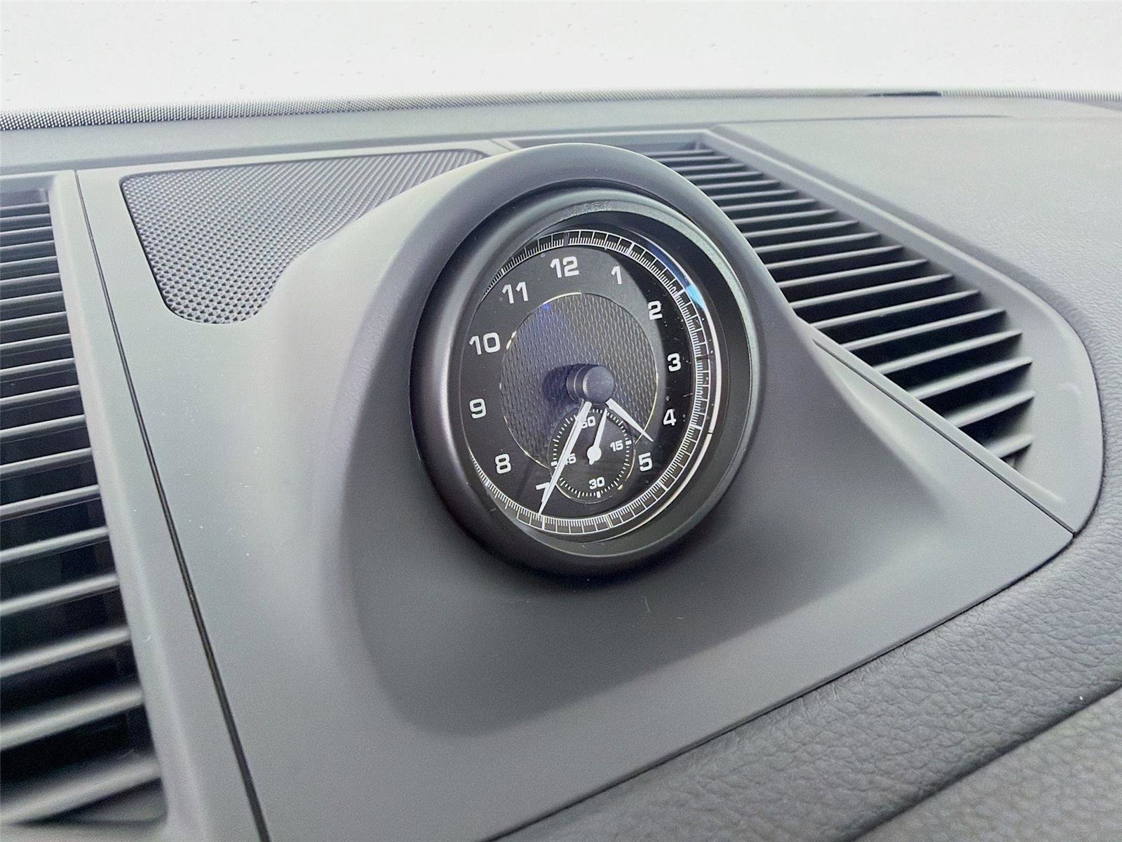 Certified 2025 Porsche Macan image 17