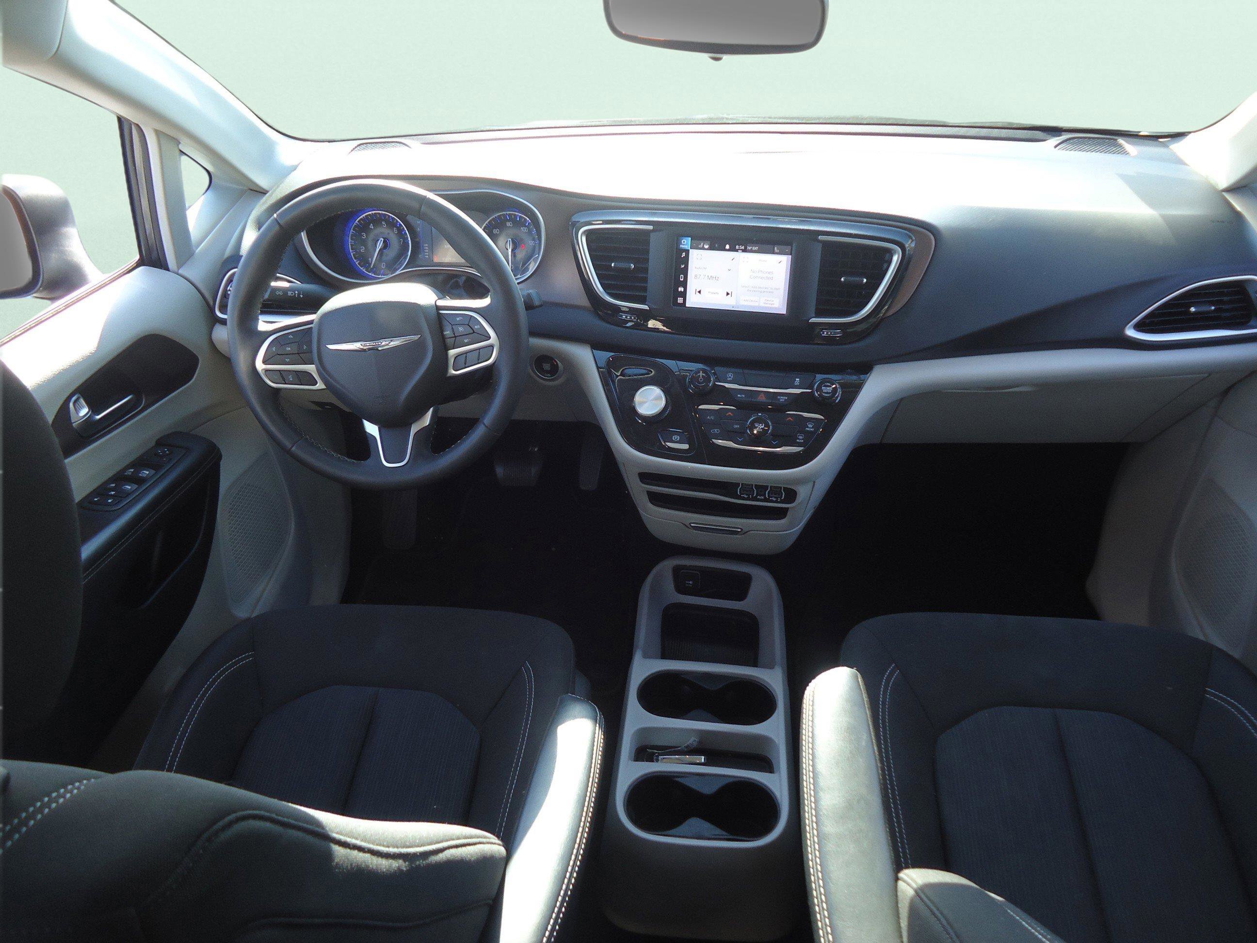 Used 2023 Chrysler Voyager LX image 12