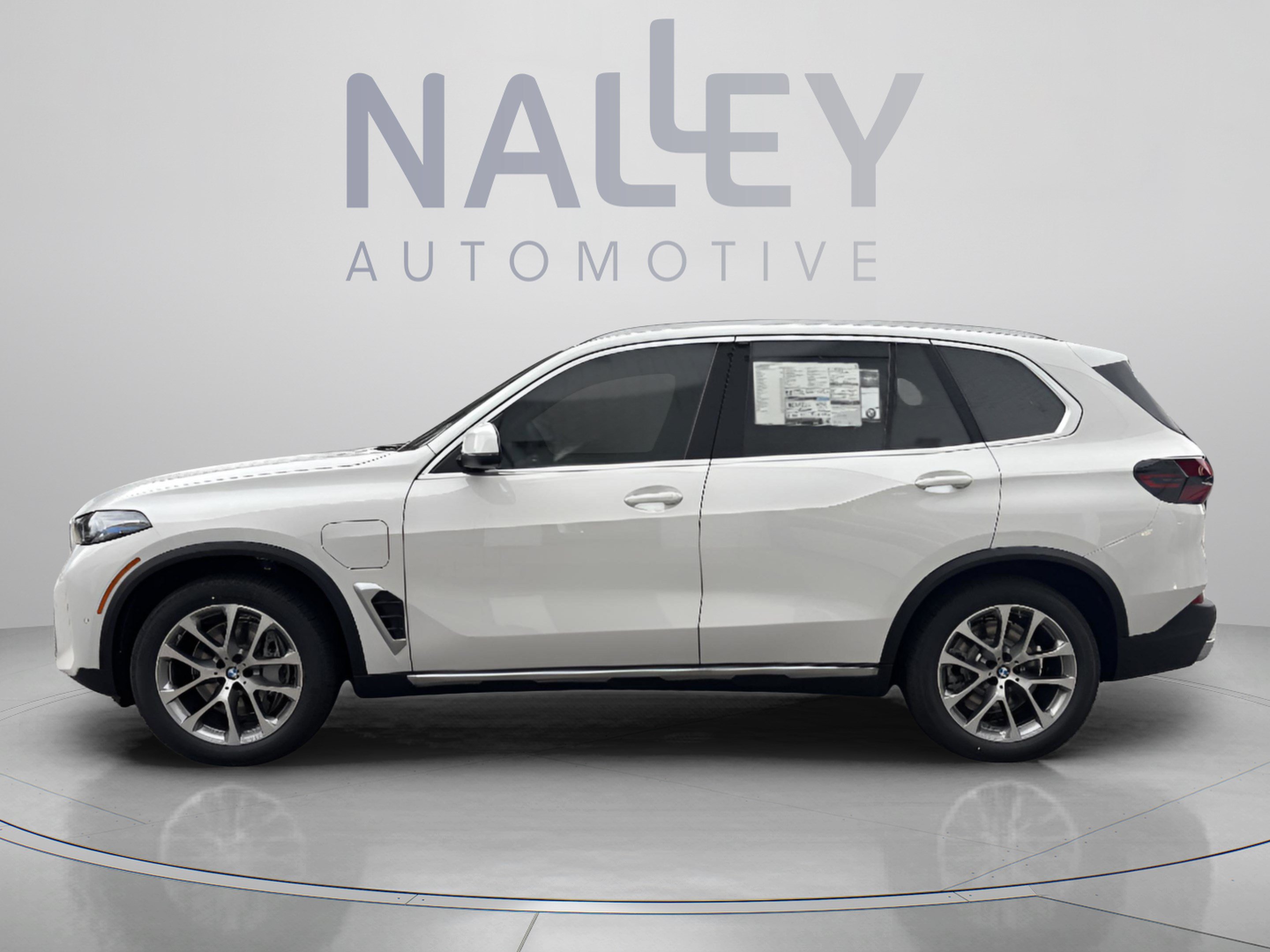 Used 2026 BMW X5 xDrive50e w/ Premium Package AWD/4WD image 2