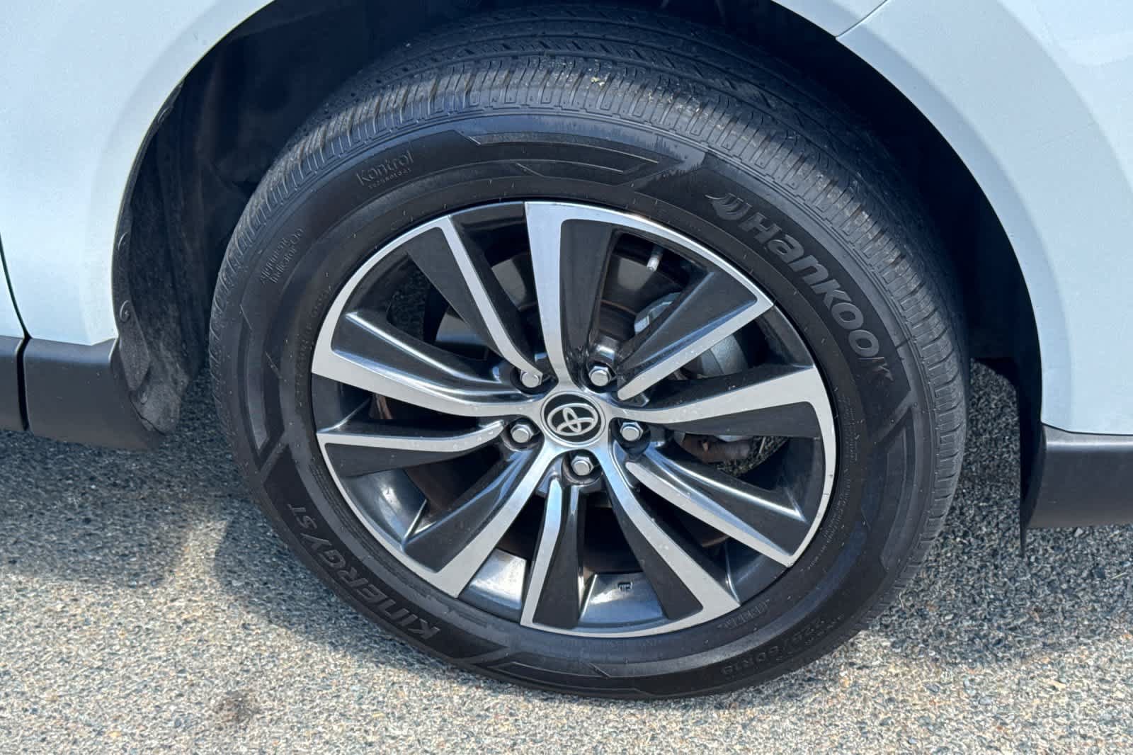 Certified 2021 Toyota Venza LE w/ Carpet Mat Package (TMS) AWD/4WD image 17