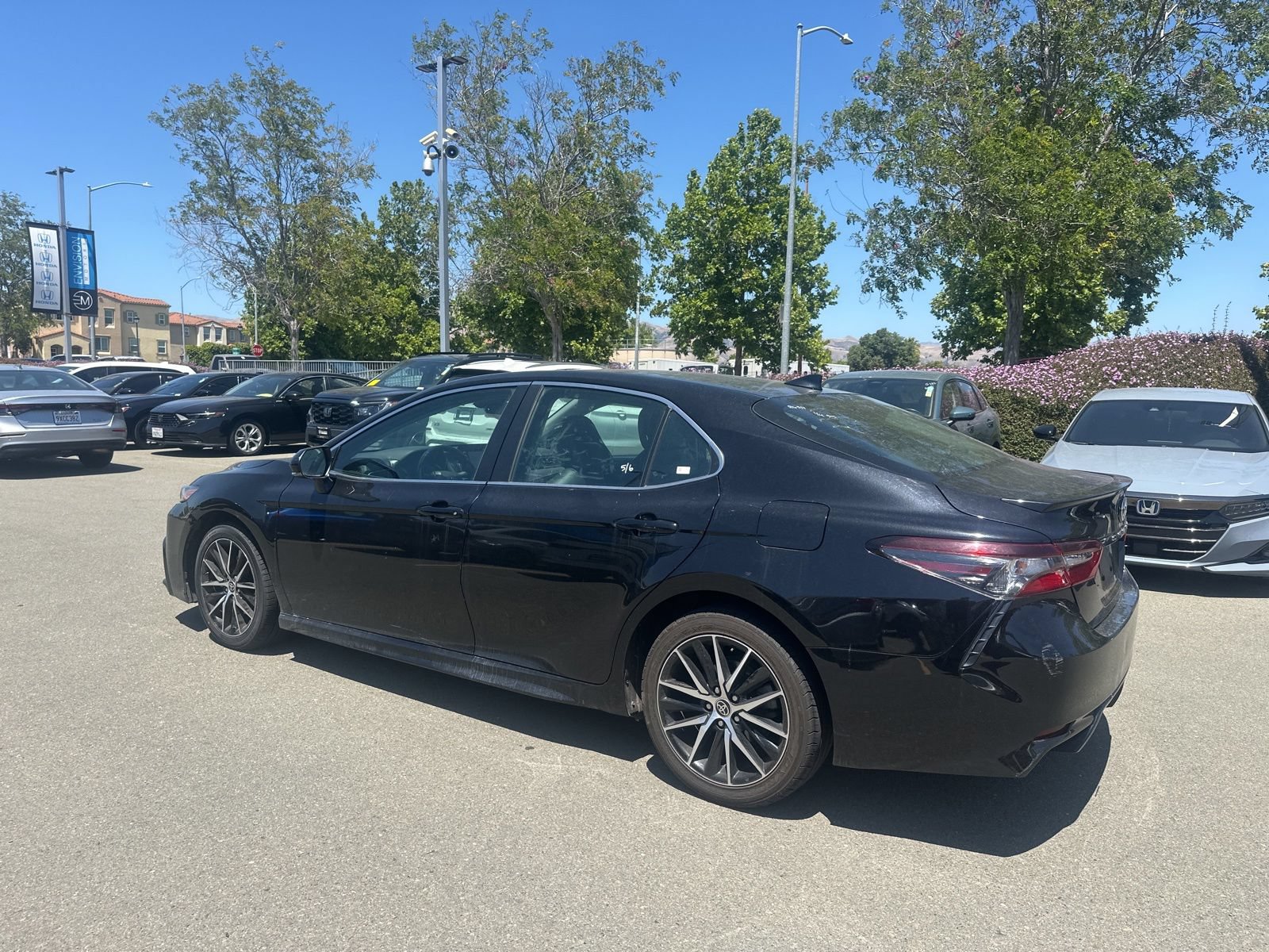 Used 2023 Toyota Camry SE FWD image 4
