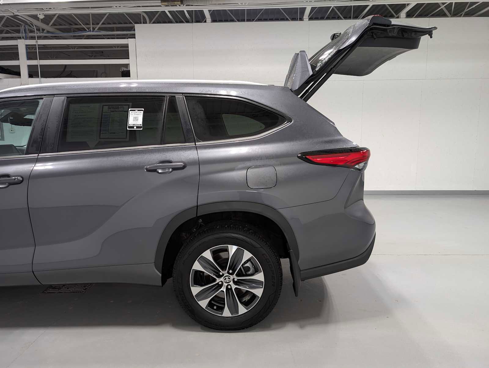 Used 2023 Toyota Highlander XLE image 11