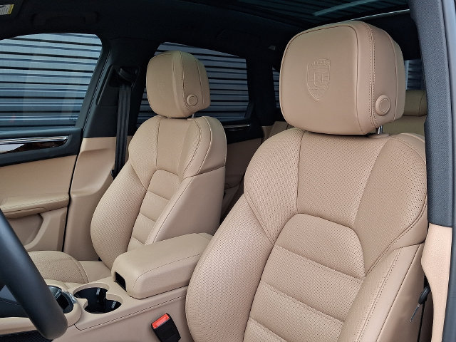 Certified 2026 Porsche Macan AWD/4WD image 5
