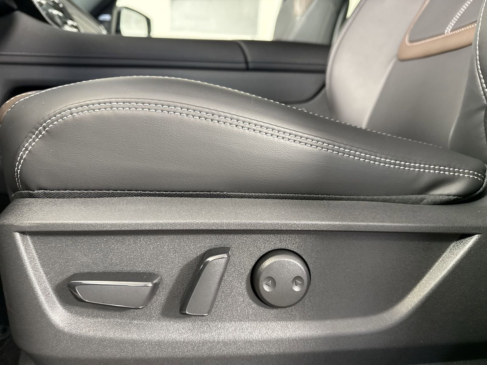 New 2026 Nissan Armada SL w/ Captain's Chari Seat Package image 21