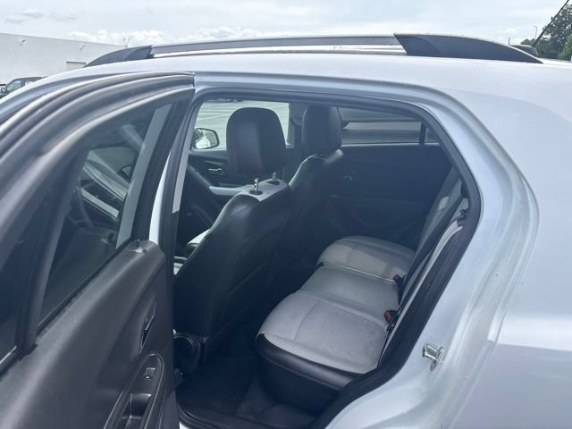 Used 2020 Chevrolet Trax LT w/ Sun & Sound Package FWD image 9