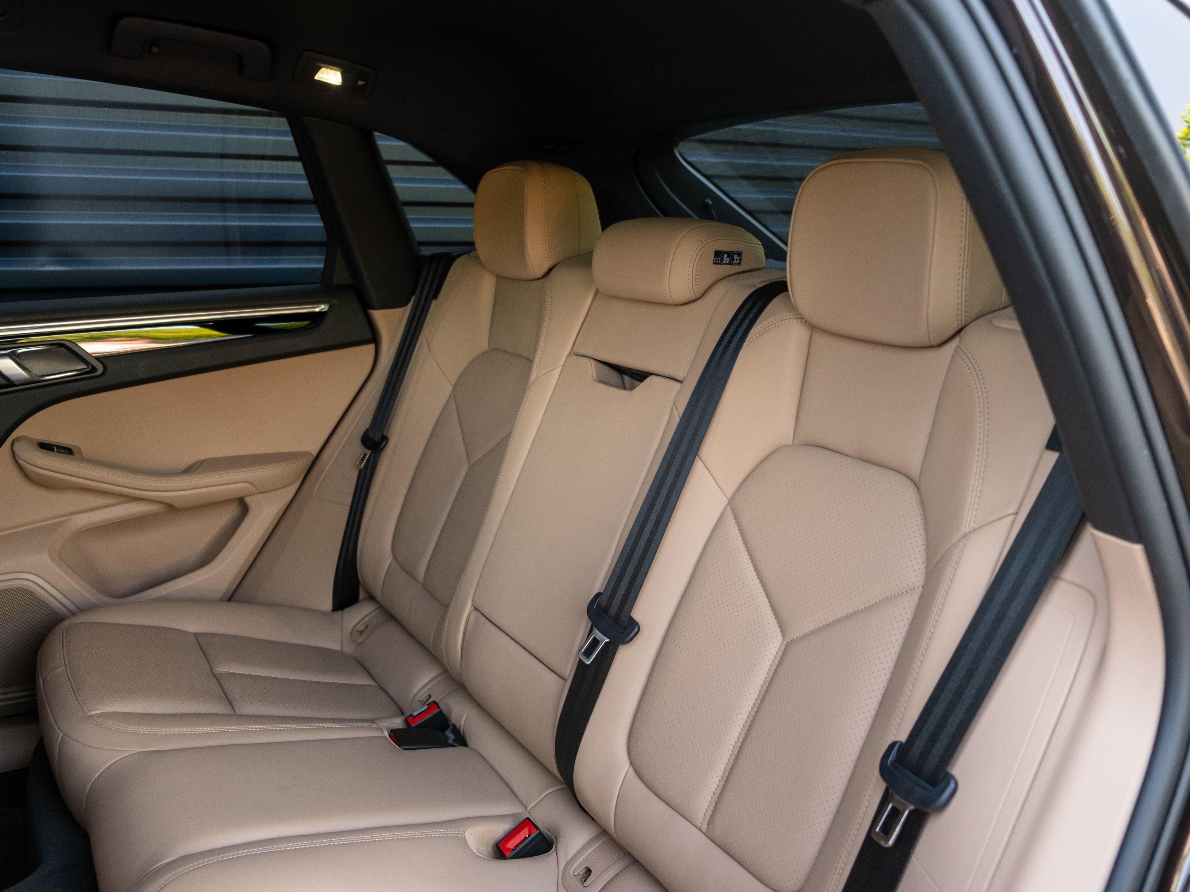 Certified 2022 Porsche Macan AWD/4WD image 37