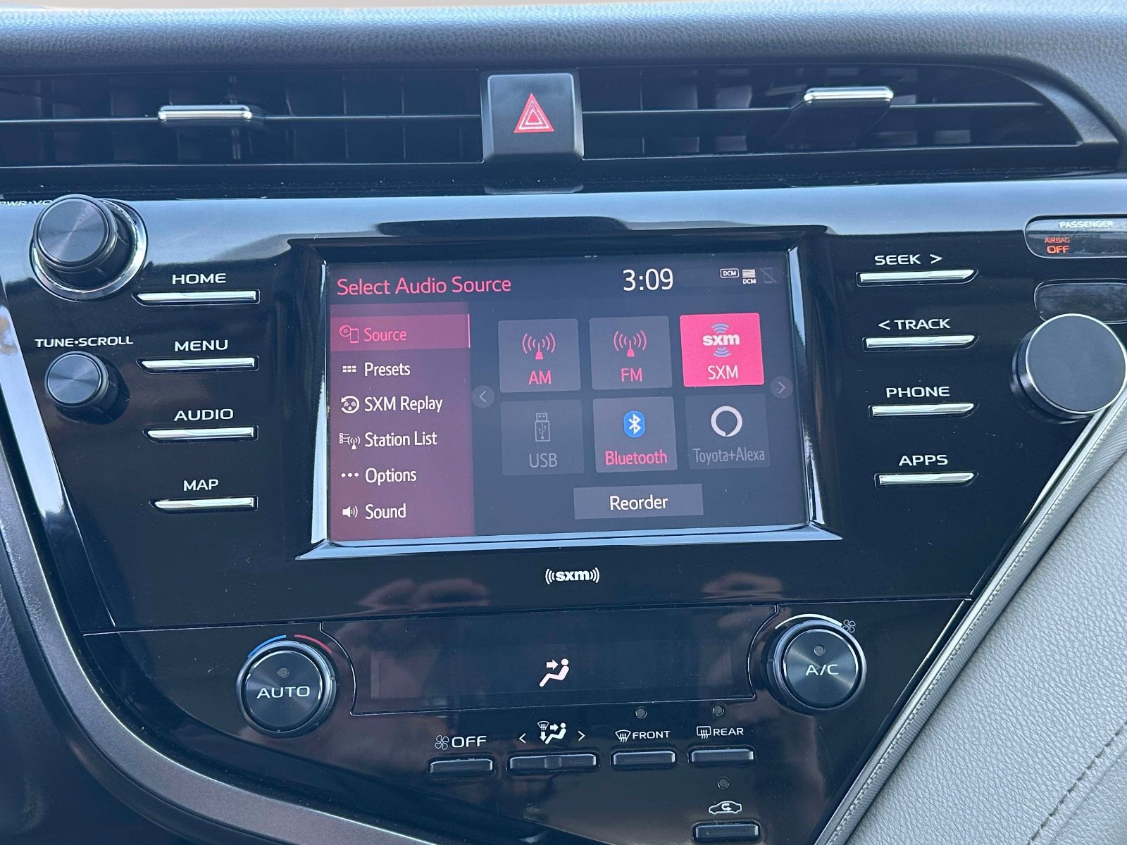 Used 2020 Toyota Camry SE image 9