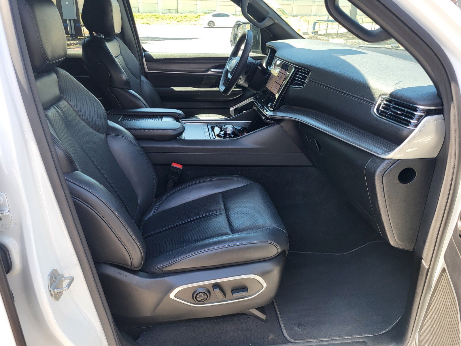 Used 2024 Jeep Wagoneer L Series II w/ Flexible Seating Group image 12