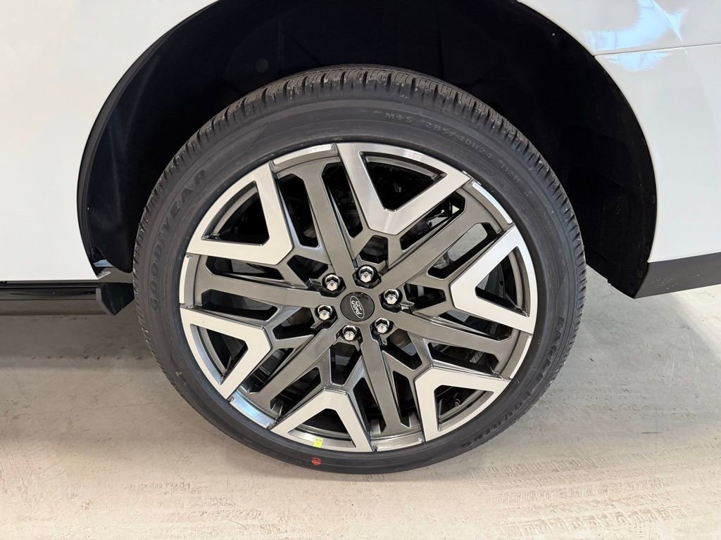 New 2025 Ford Expedition Platinum w/ Platinum Ultimate Package AWD/4WD image 10