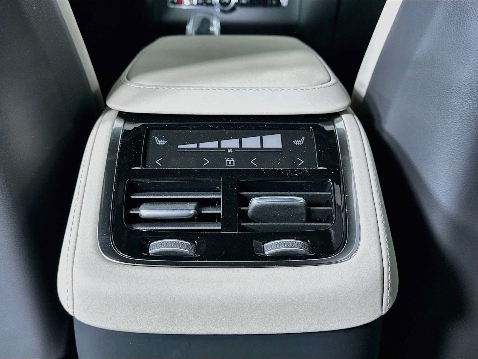 New 2027 Volvo XC90 B6 Plus AWD/4WD image 23