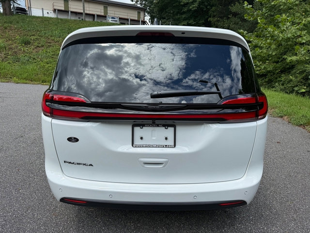 New 2026 Chrysler Pacifica Select image 8