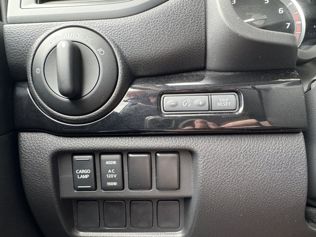 Used 2024 Nissan Titan SV w/ SV Convenience Package RWD image 30