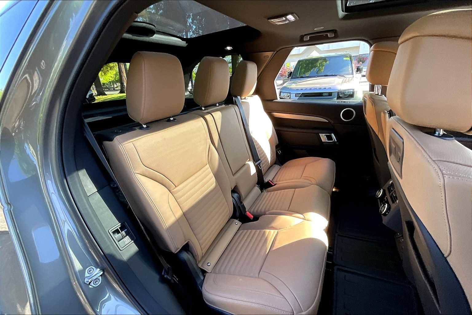 New 2025 Land Rover Discovery Dynamic SE image 27