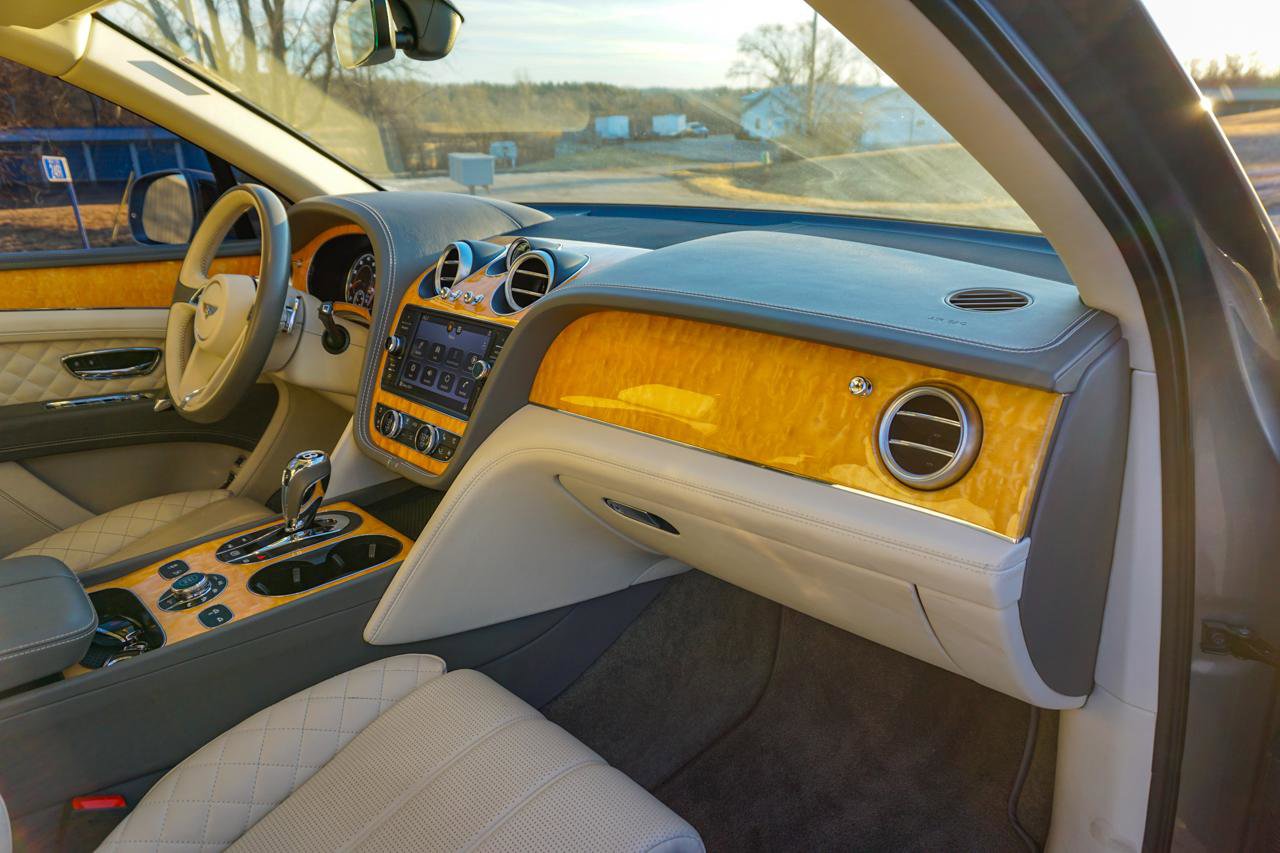 Used 2017 Bentley Bentayga image 41