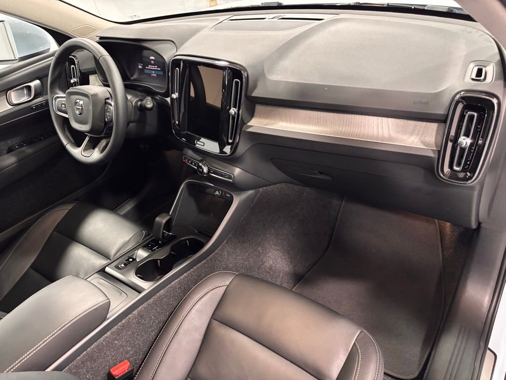 Certified 2025 Volvo XC40 B5 Core image 16