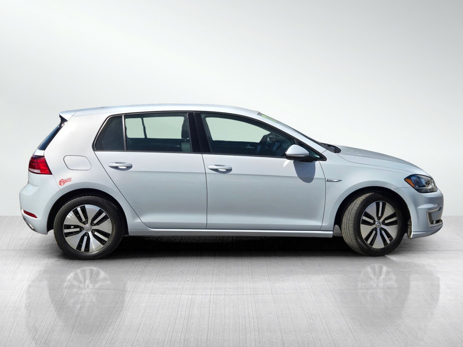 Used 2017 Volkswagen e-Golf SE FWD image 3
