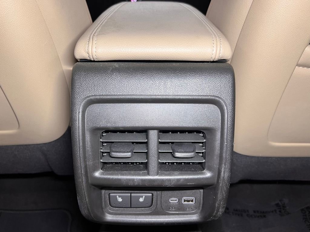 Used 2024 Cadillac XT4 Luxury w/ Cold Weather Package FWD image 27