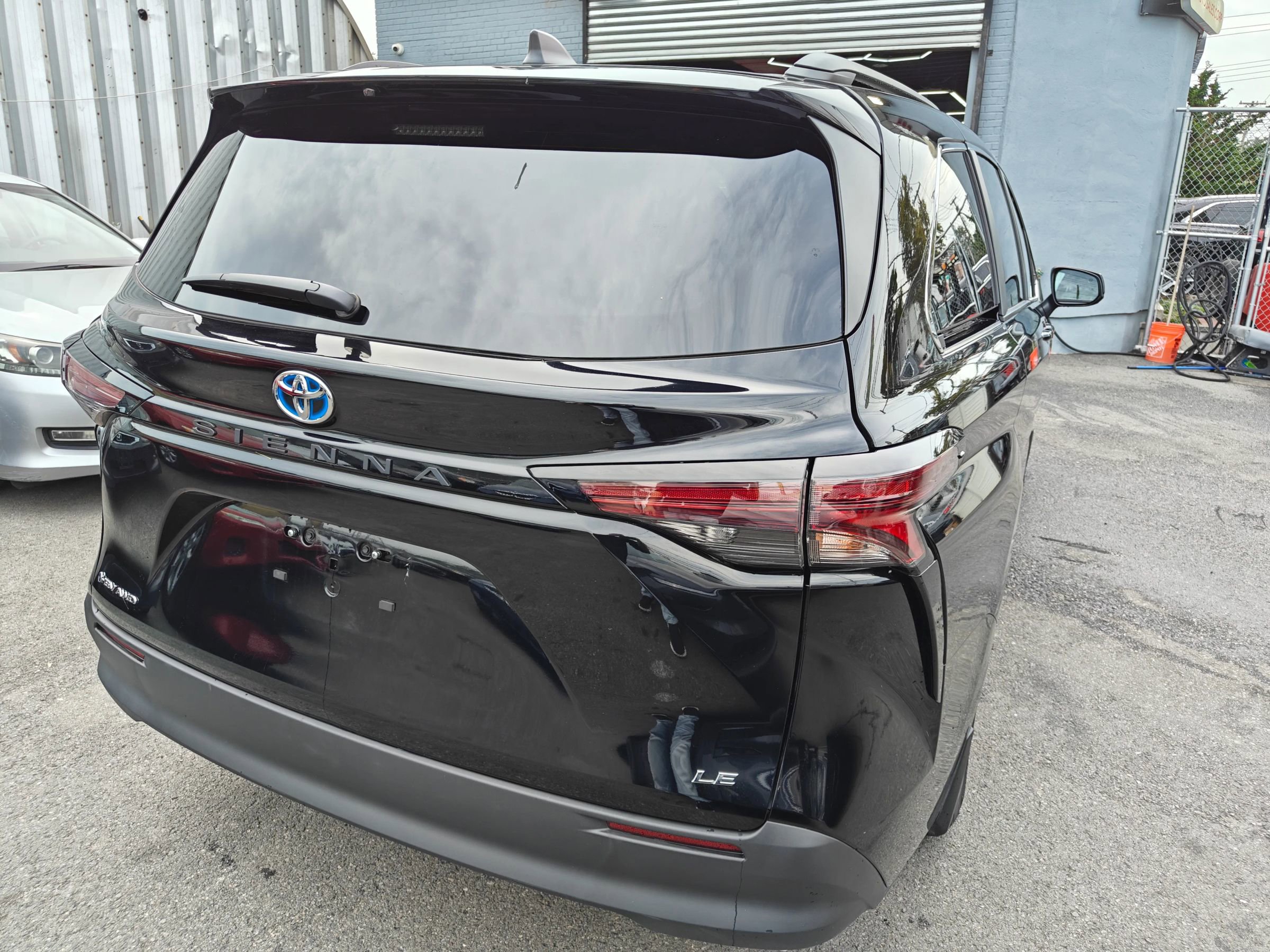 Used 2025 Toyota Sienna LE image 3