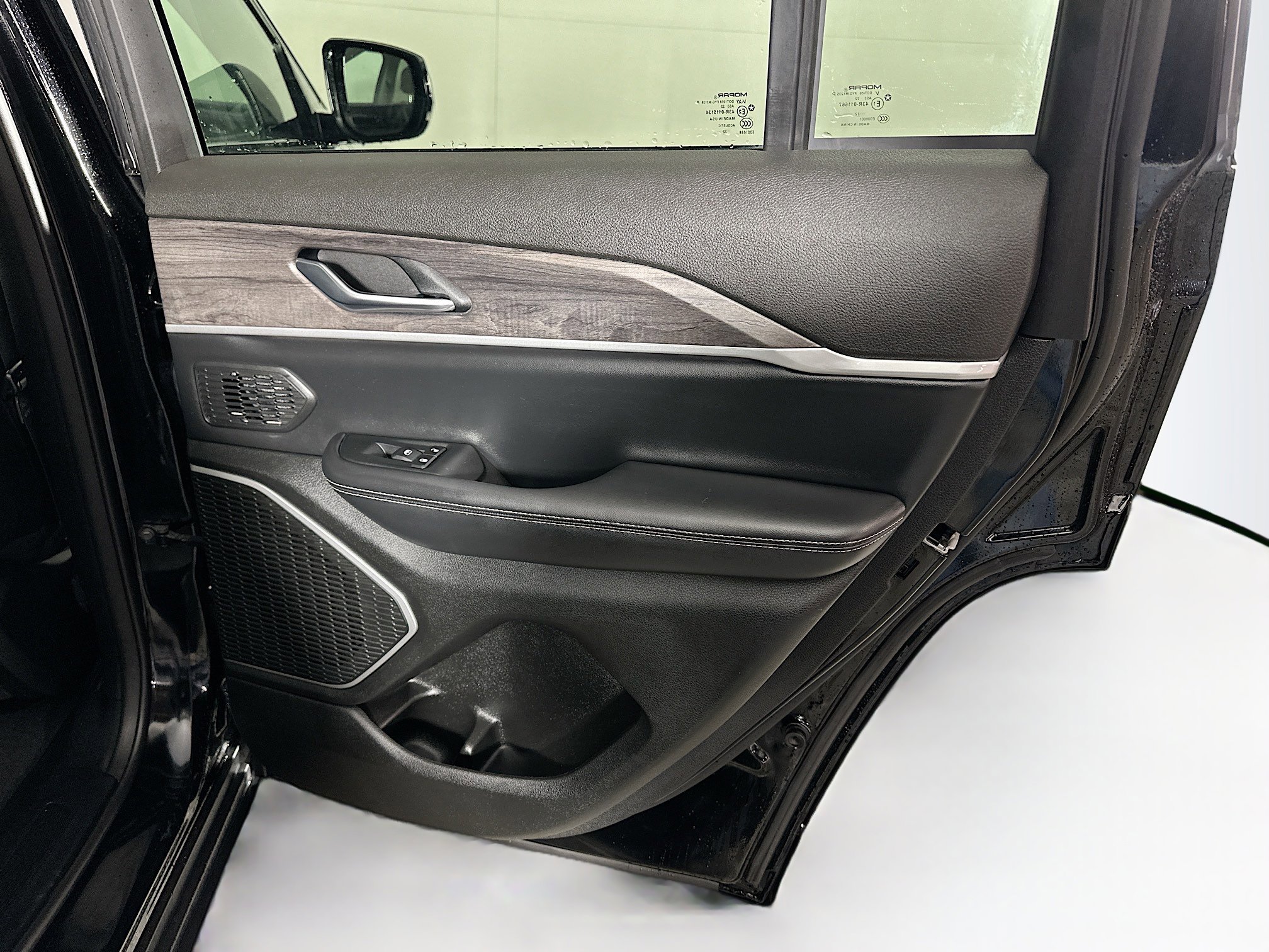 Used 2023 Jeep Grand Cherokee Limited w/ Black Appearance Package image 30