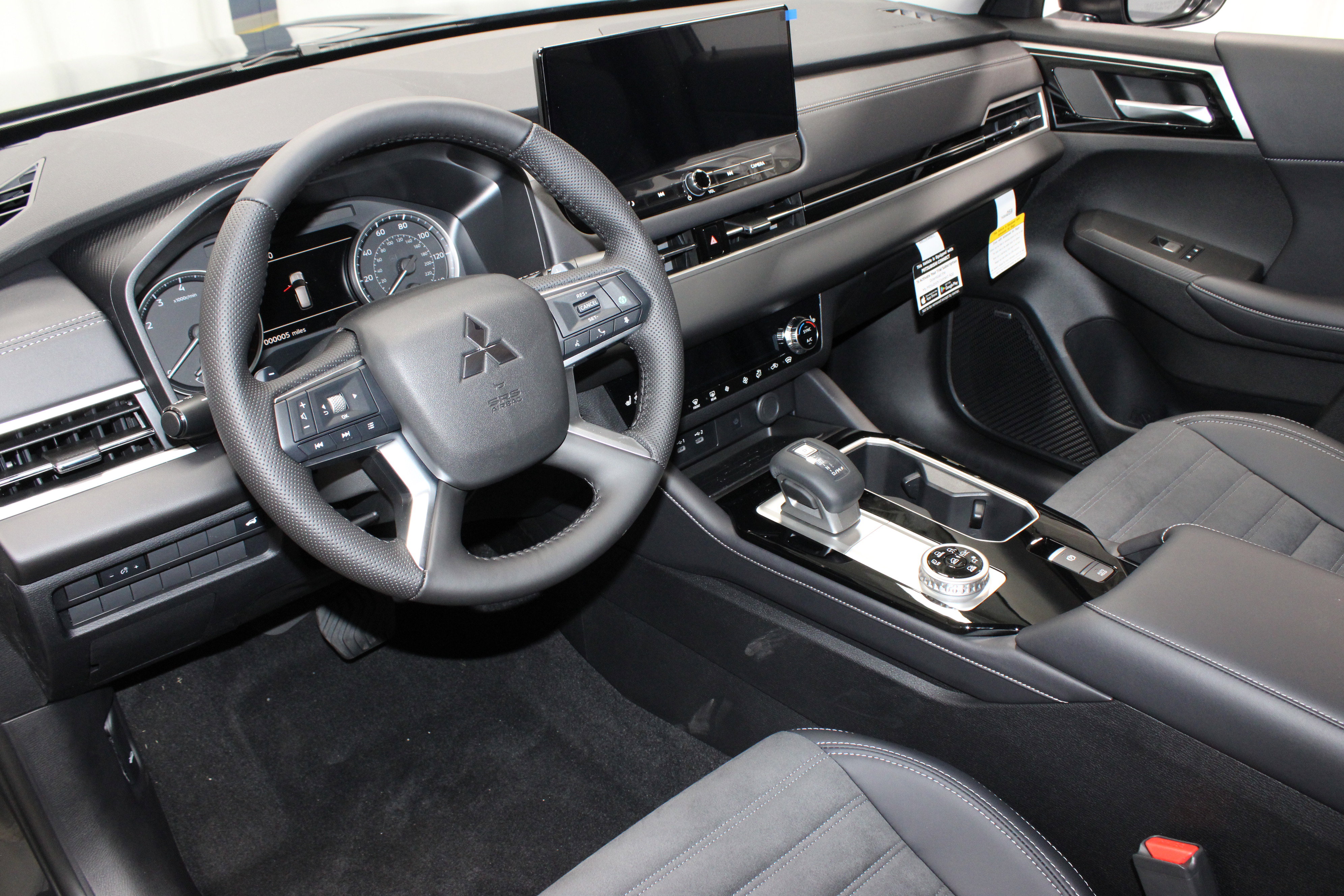 New 2025 Mitsubishi Outlander SE image 17