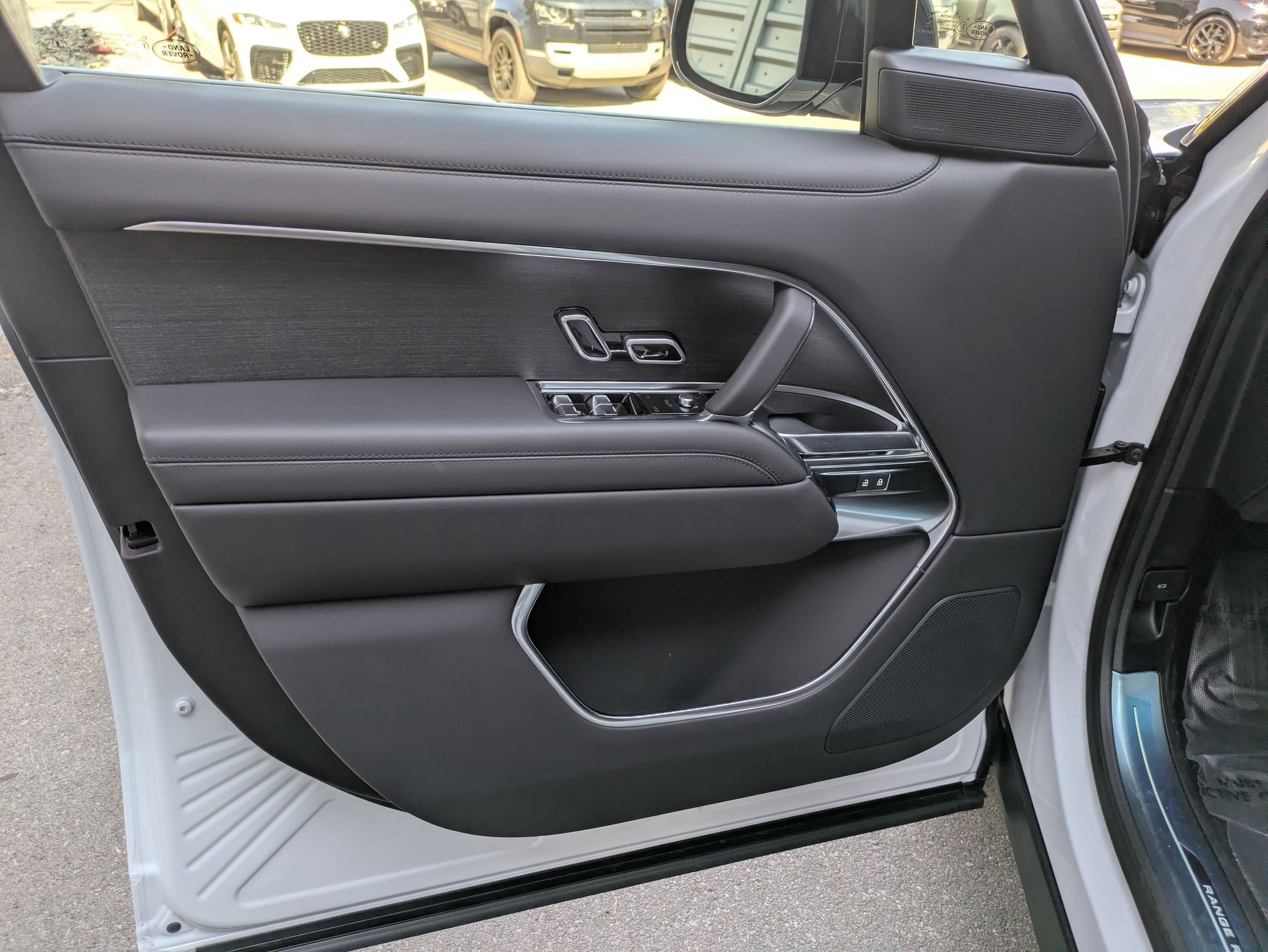 New 2025 Land Rover Range Rover Long Wheelbase SE image 12