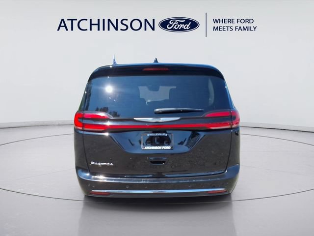 Used 2024 Chrysler Pacifica Touring-L FWD image 6