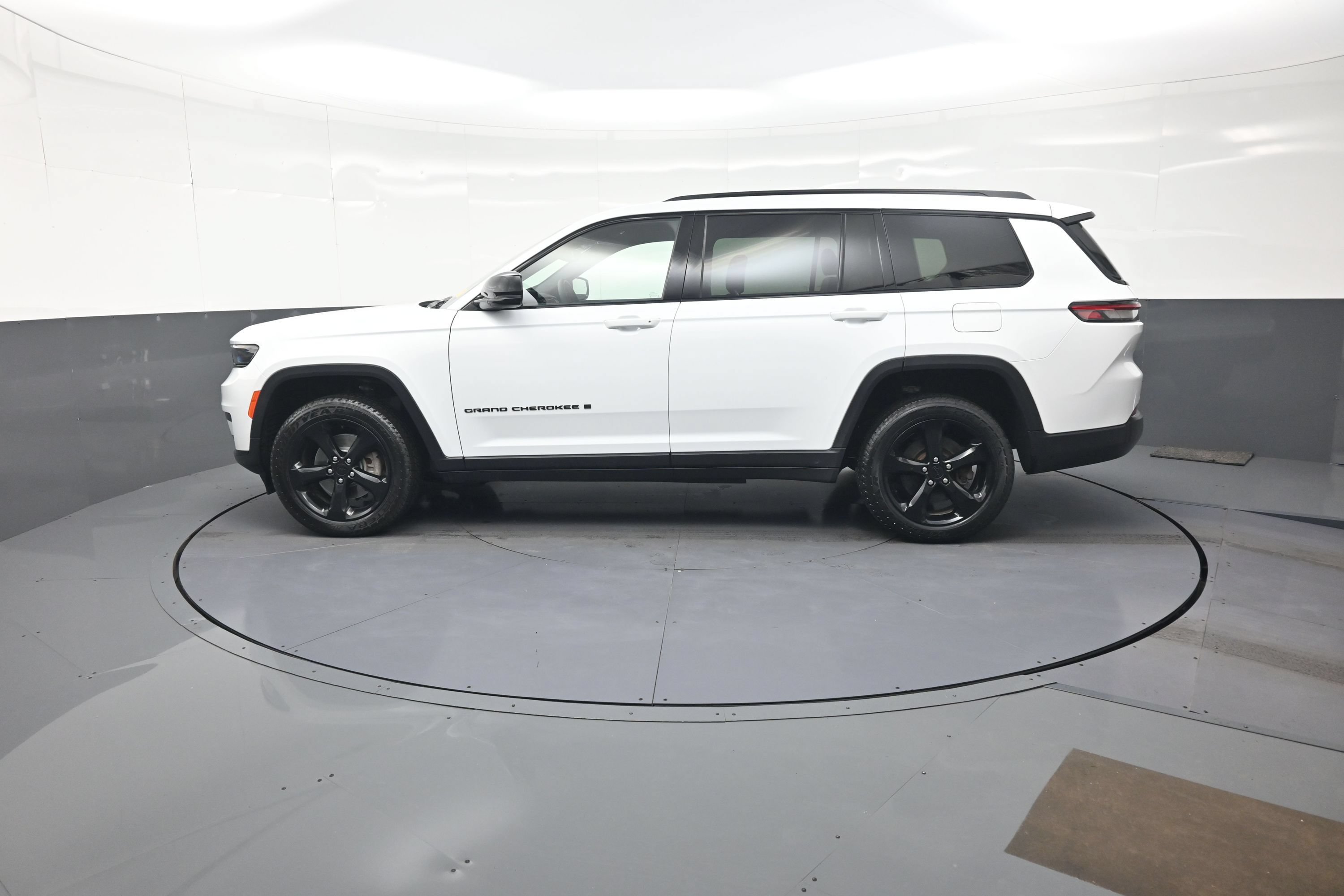 Used 2023 Jeep Grand Cherokee L Laredo AWD/4WD image 6