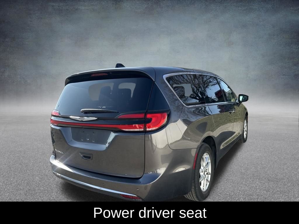 Used 2023 Chrysler Pacifica Touring-L image 6