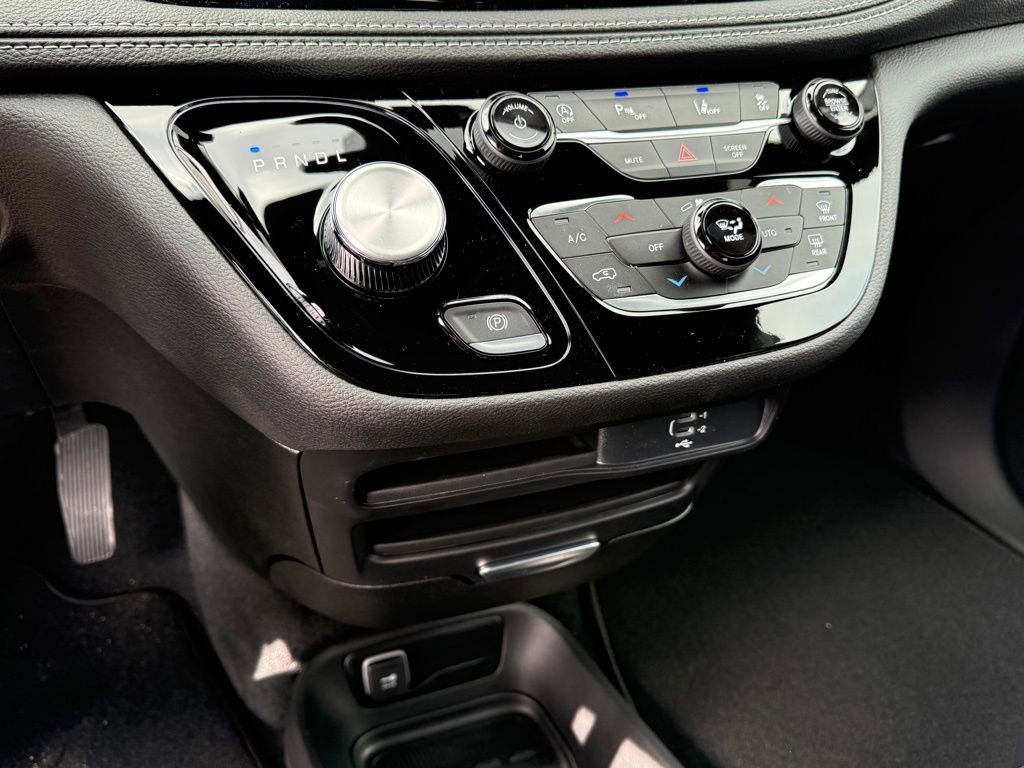 New 2026 Chrysler Pacifica Select FWD image 21