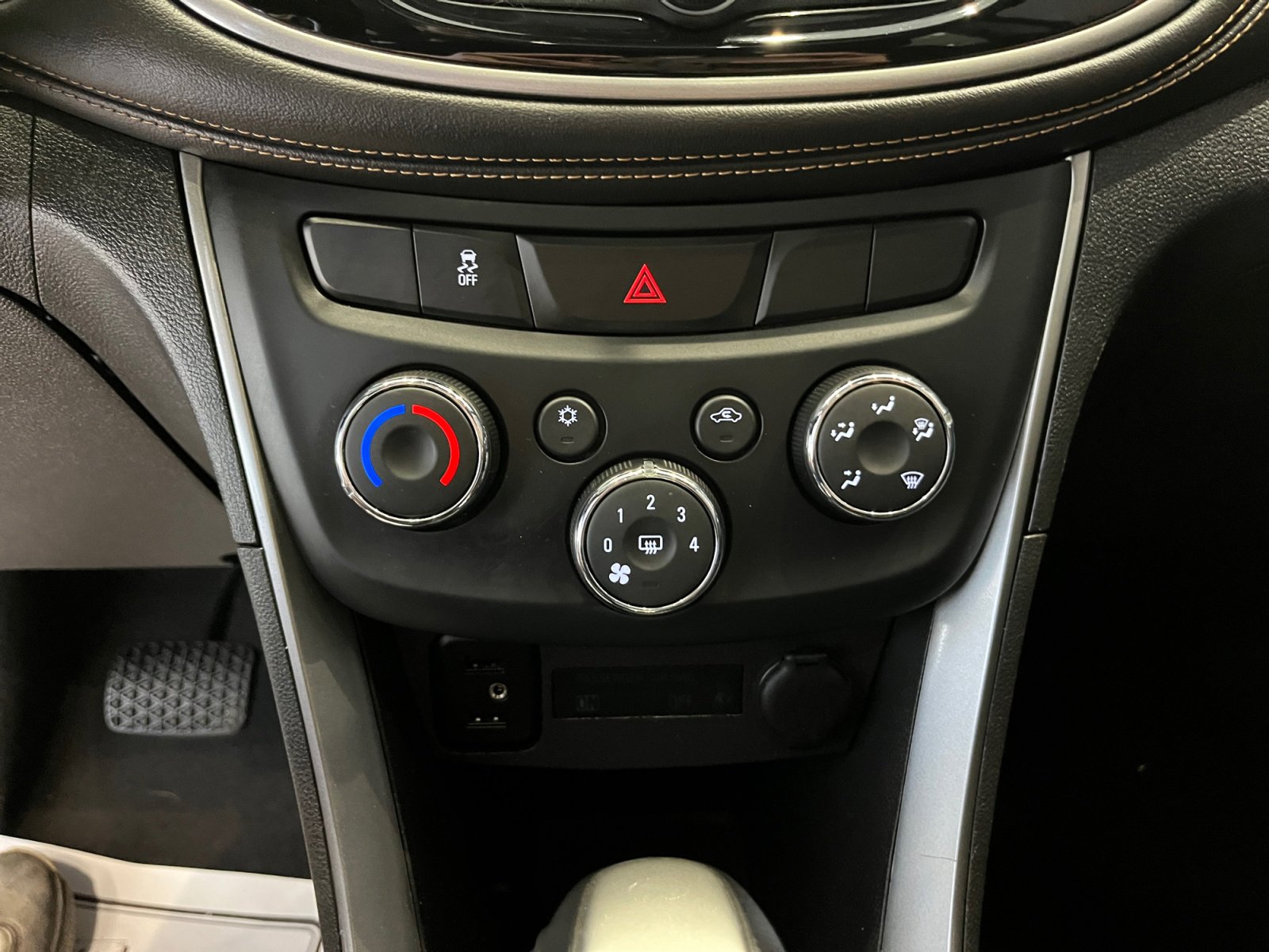 Used 2018 Chevrolet Trax LT w/ Sun & Sound Package image 26