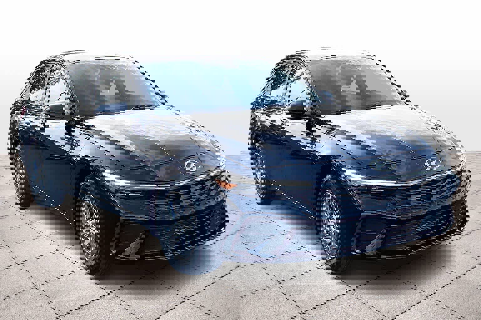 Used 2024 Hyundai Elantra SE image 2