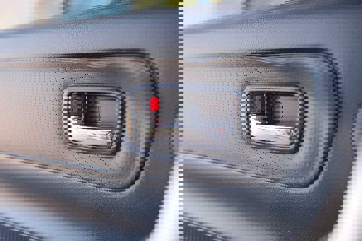 Used 2005 Toyota MR2 image 12