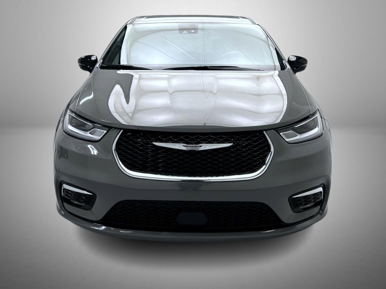 Used 2025 Chrysler Pacifica Select image 2