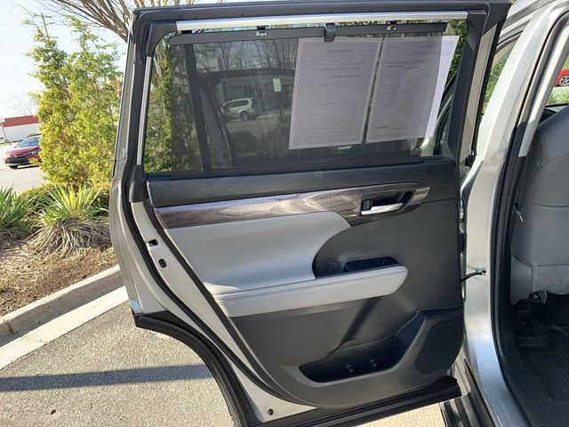 Used 2023 Toyota Highlander Limited image 15