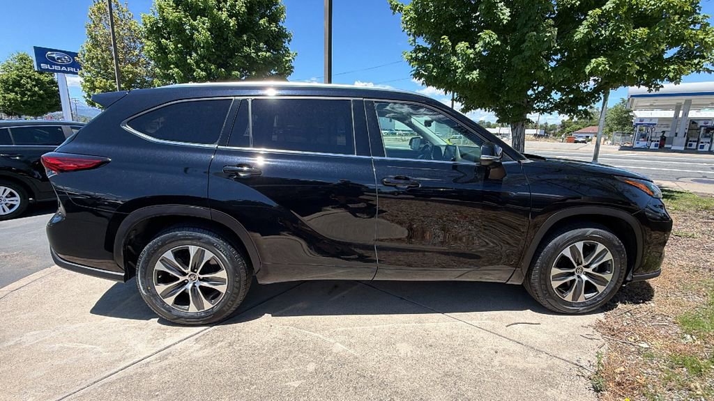 Used 2021 Toyota Highlander XLE FWD image 3