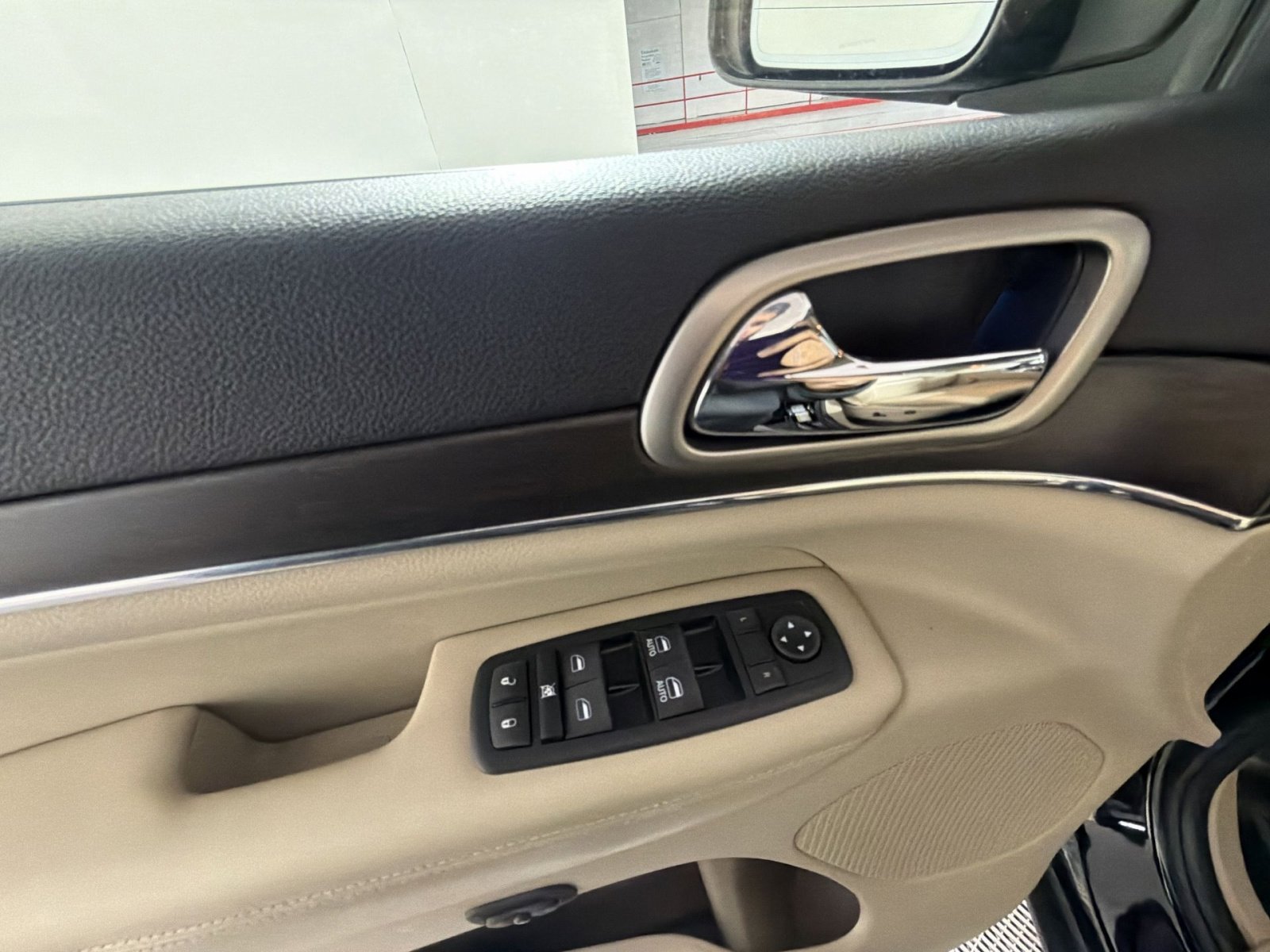 Used 2017 Jeep Grand Cherokee Limited image 15