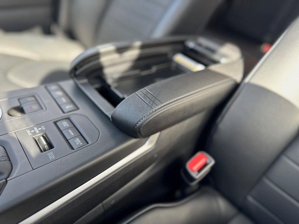 Used 2020 Toyota Highlander XLE image 19