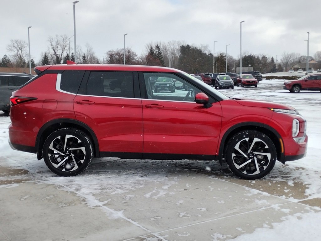 Used 2024 Mitsubishi Outlander SE Black Edition image 4