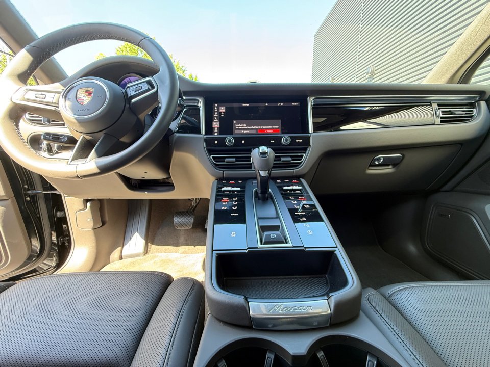 Certified 2024 Porsche Macan AWD/4WD image 16