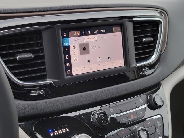 Used 2023 Chrysler Voyager LX image 17