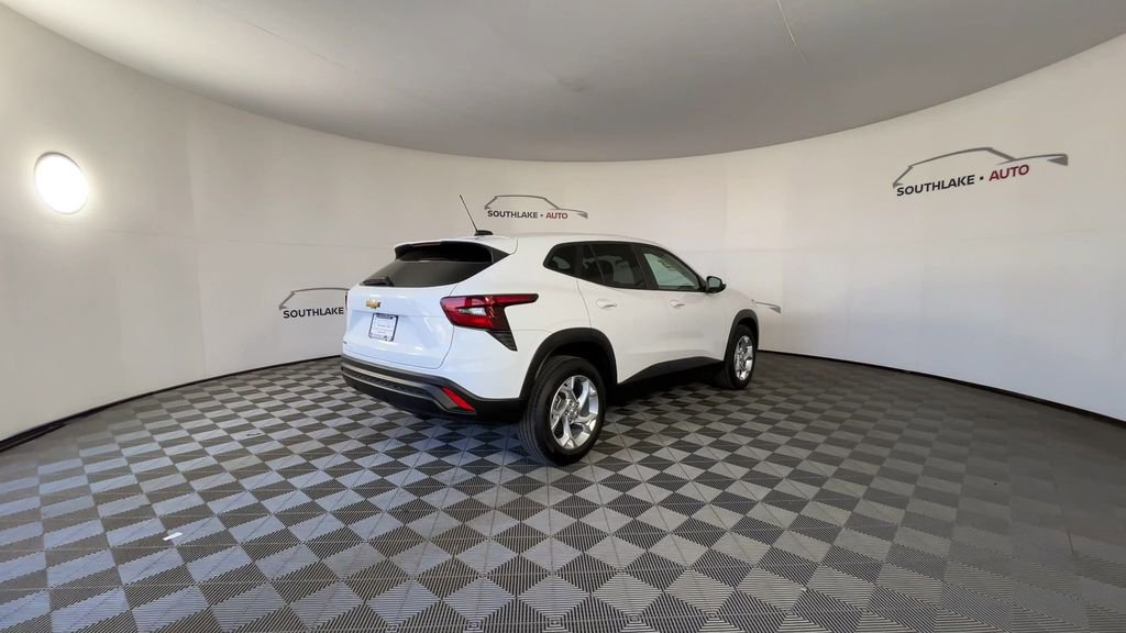 Used 2025 Chevrolet Trax LS w/ LS Convenience Package image 8