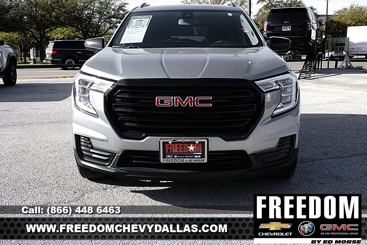 Used 2024 GMC Terrain SLE w/ Driver Convenience Package image 3