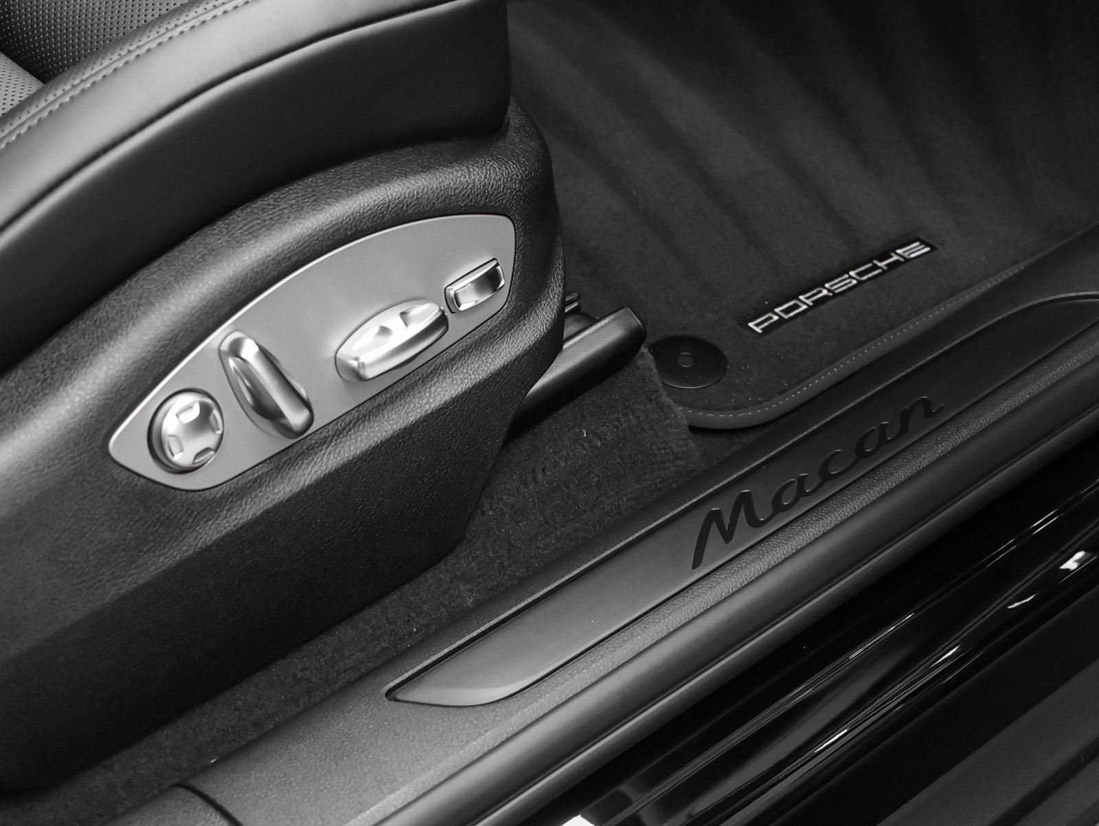 Certified 2026 Porsche Macan image 21