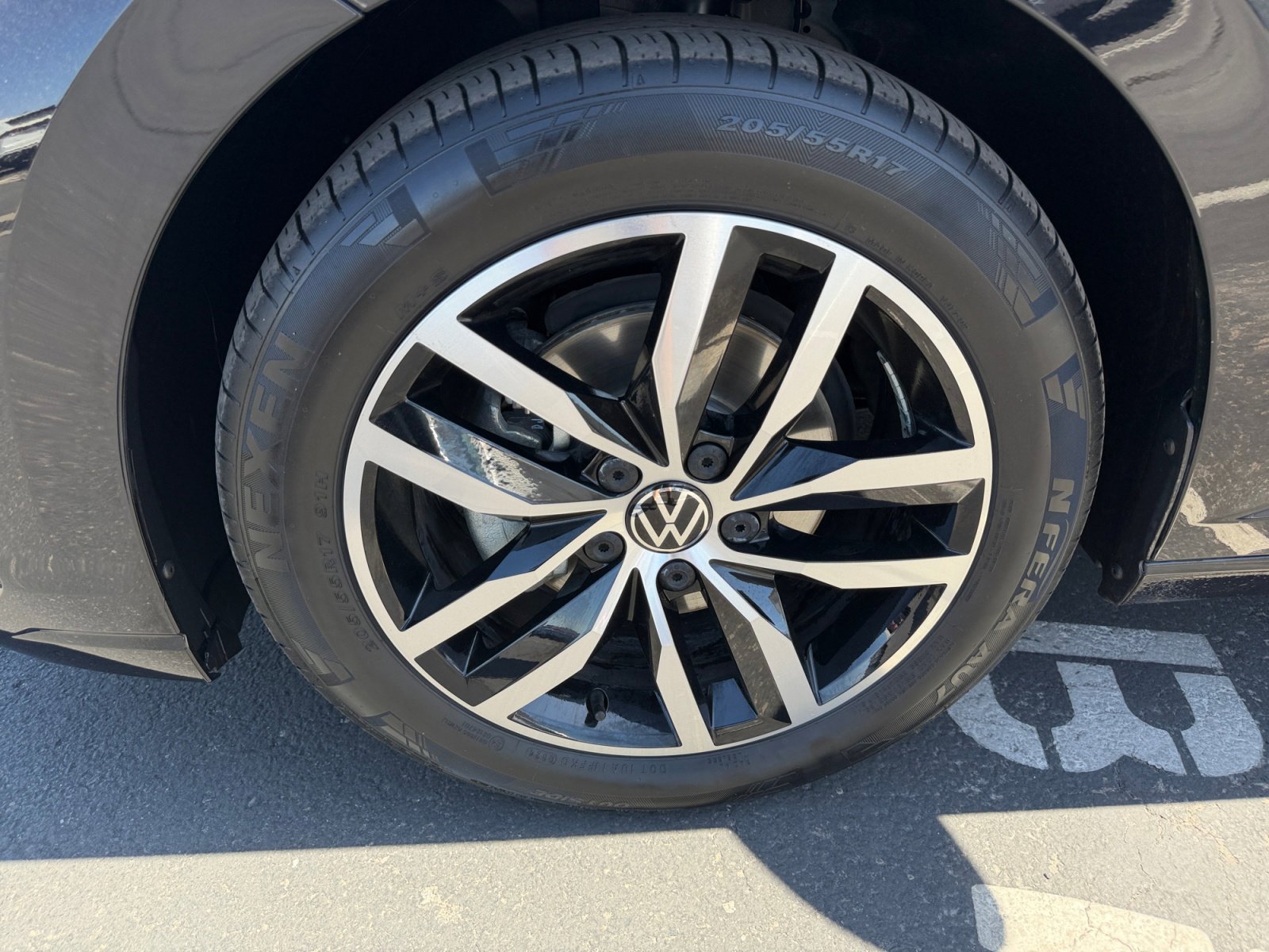 Certified 2025 Volkswagen Jetta SE w/ Sunroof Package image 25