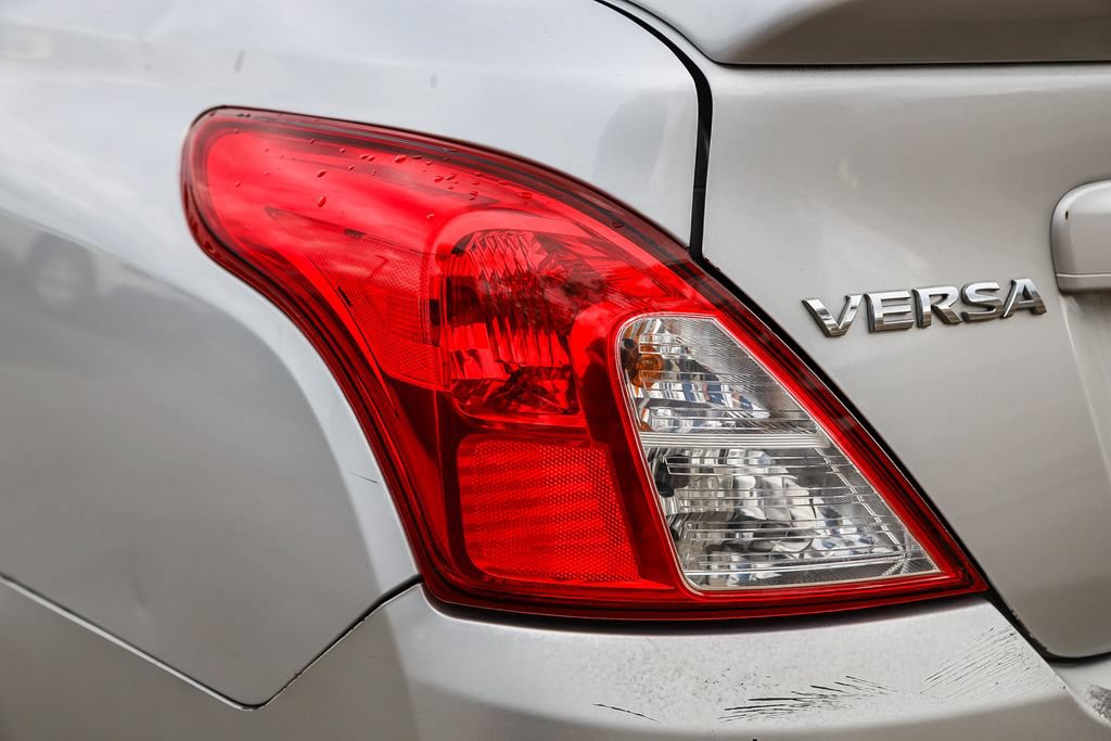 Used 2015 Nissan Versa SV FWD image 8