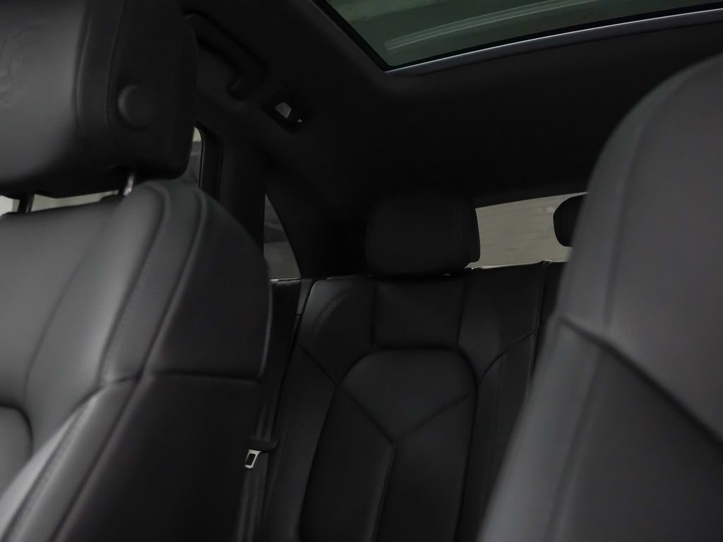 Certified 2026 Porsche Macan AWD/4WD image 35