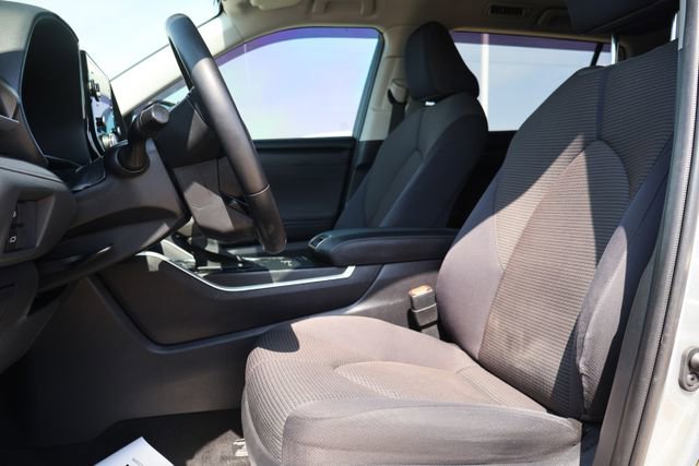Used 2021 Toyota Highlander LE FWD image 10