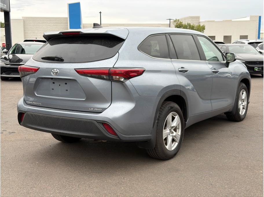 Used 2023 Toyota Highlander LE AWD/4WD image 3